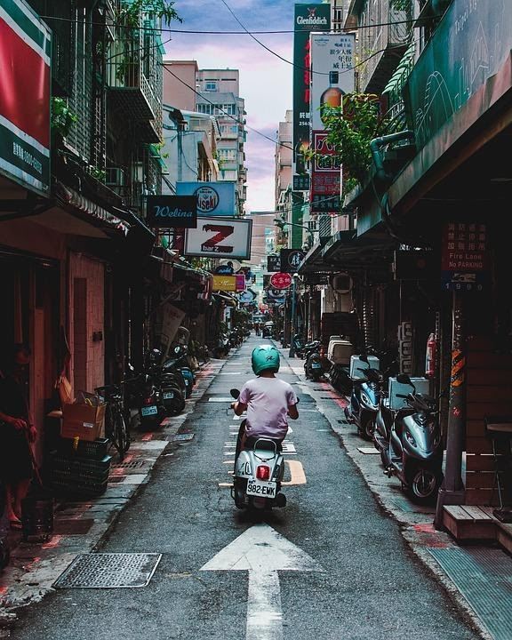 （在台北壅擠的街頭與巷弄，時常連摩托車都一位難求，更不用說汽車了。）