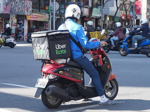 （騎著機車的Ubereats外送員已經是臺灣馬路上隨處可見的景象。）