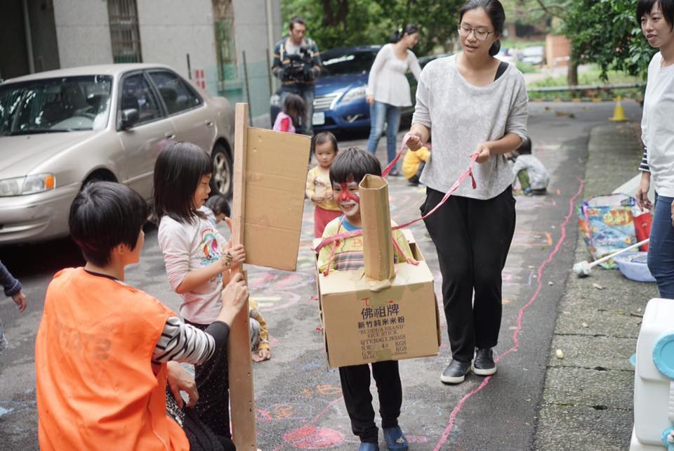 圖2 有沒有可能把一小段街道封起來一段時間讓孩子也能體會３Ｃ產品罐頭遊具以外的遊戲可能