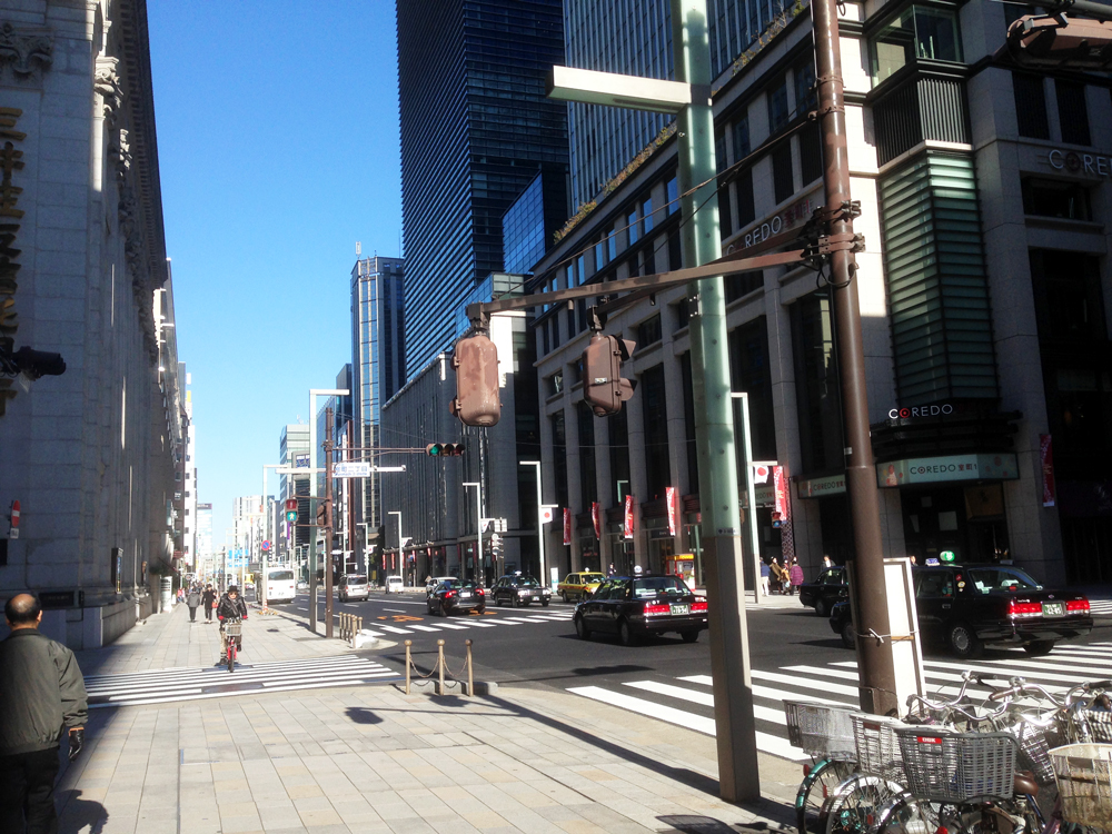 建築之間的地面由人行道與馬路平分沒有路邊停車格攝於日本東京