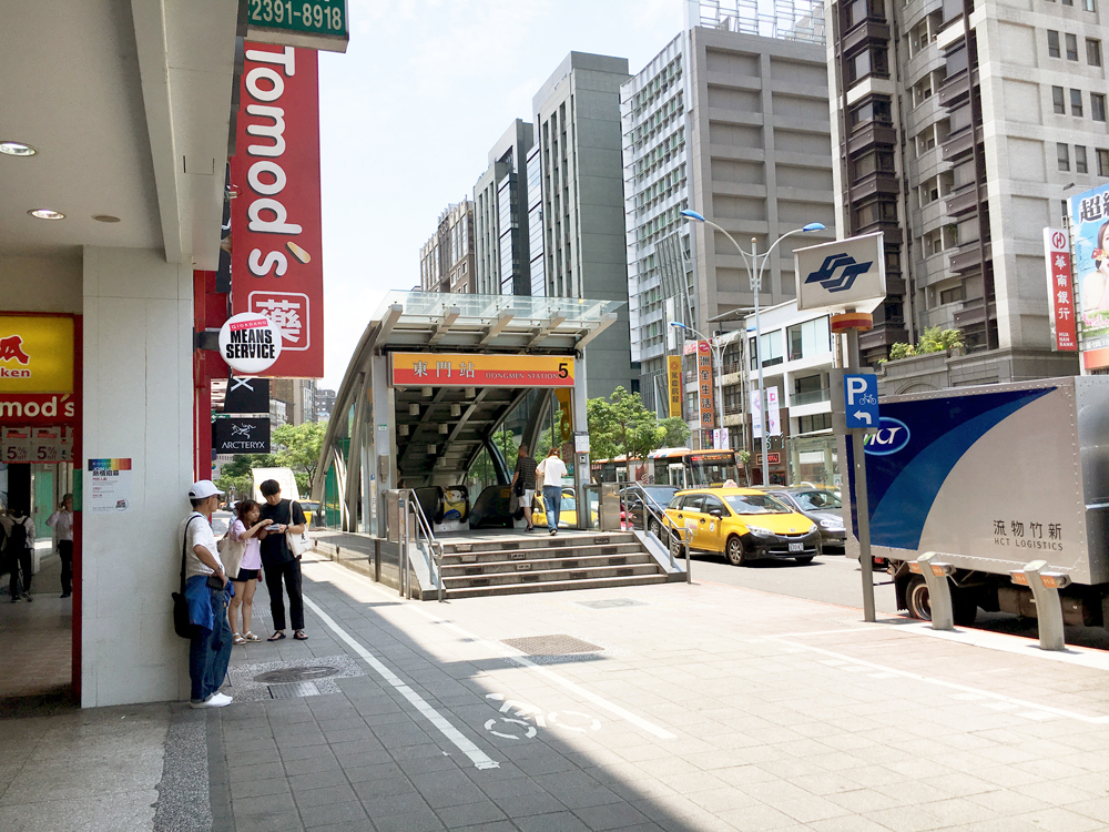 沒有實體阻隔的人車共道自行車道攝於台北東門